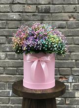 Цветочная композиция из Гипсофила и Розы в шляпной коробке в Алапаевске