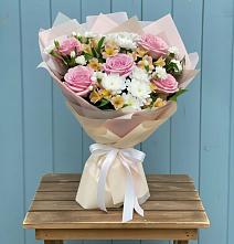 Букет цветов из:  Гвоздики, Орхидеи и Розы в Алапаевске