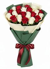 Букет Микс из красных и белых роз в Алапаевске