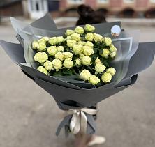 Букет Белые кустовые розы Солинеро в Алапаевске