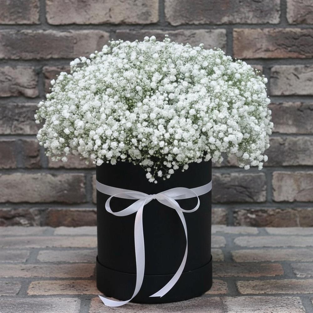 Цветочная композиция из Гипсофила в шляпной коробке в Алапаевске