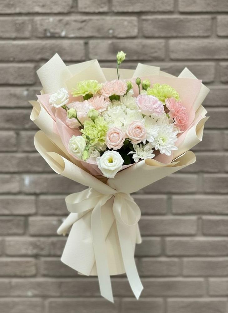 Букет цветов из: Гвоздики, Розы, Лизиантусы и Хризантемы в Алапаевске