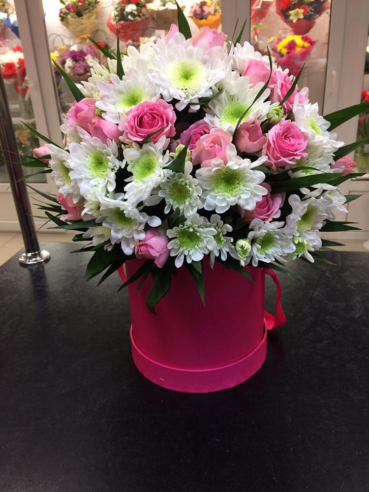 Цветочная композиция из Розы и Хризантемы в шляпной коробке в Алапаевске