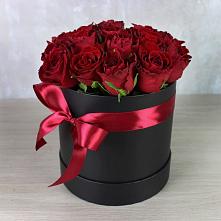 Цветочная композиция из Розы в шляпной коробке в Алапаевске
