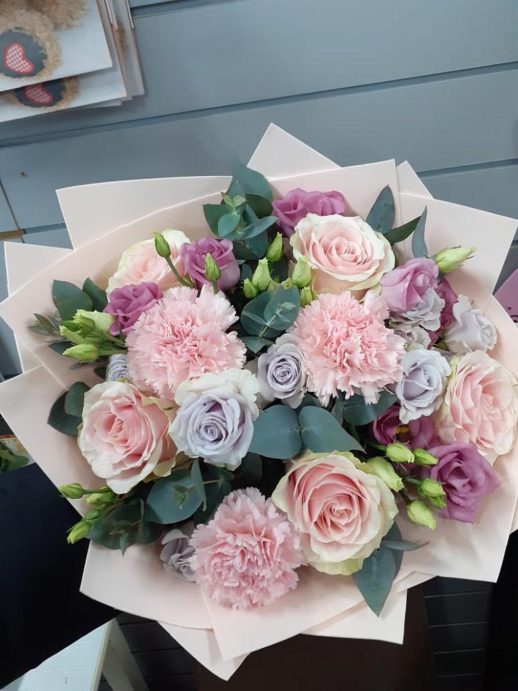 Букет цветов из: Розы, Гвоздики и Лизиантусы в Алапаевске